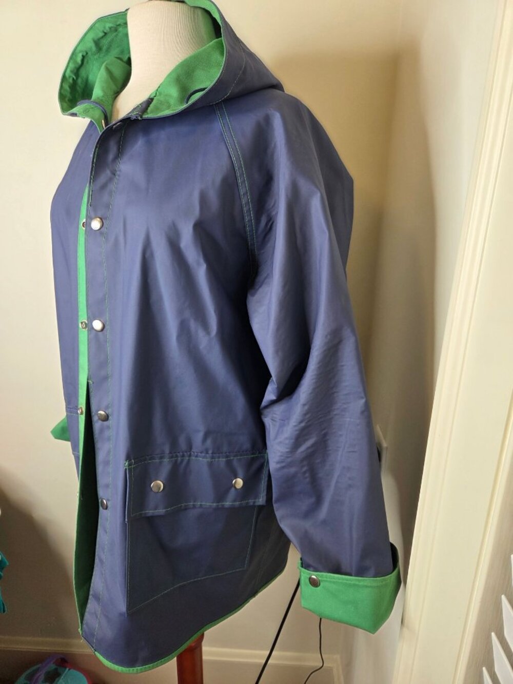 Womens VTG Hooded Vinyl Raincoat L Reversable Navy Canvas Green Snaps pockets - Picture 2 of 10